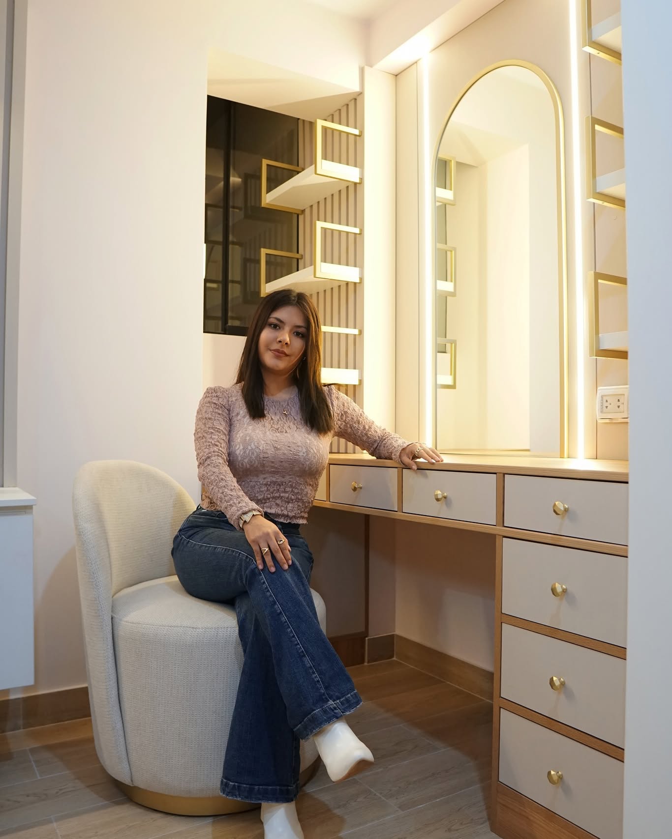 Yanilet Milagros en un ambiente diseñado con tocador iluminado